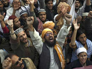 Талибы убили в Пакистане троих человек, которых считали шпионами США, сообщило в понедельник AFP со ссылкой на представителей местных властей