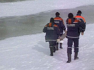 В Медвежегорском районе Карелии на Онежском озере утонули пятеро лыжников, сообщили в понедельник в отряде по спасению на водах республиканского управления МЧС