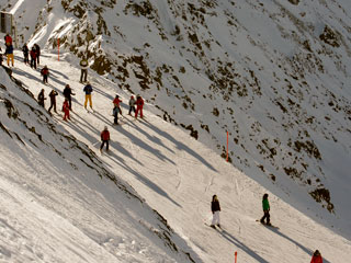 В австрийских Альпах горнолыжник врезался во врача, оказывавшего помощь спортсмену