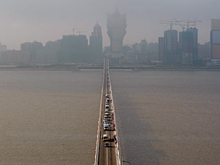 Центральное правительство Китая выделит более 5 млрд юаней (750 млн долларов) на строительство самого протяженного в мире моста