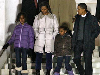 Избранный президент США Барак Обама переезжает в Белый дом с семьей "в расширенном составе" - помимо жены и двух дочерей к нему на Капитолийском холме присоединится и теща Мэриан Робинсон