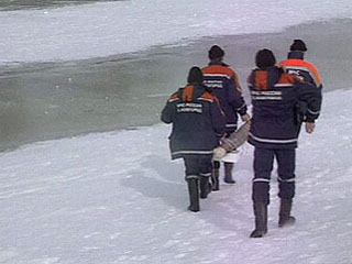 Карельскими спасателями извлечены из воды и отправлены в Москву тела пятерых туристов, провалившихся под лед Онежского озера и утонувших во время лыжного похода в начале января