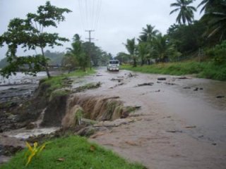 Шесть человек погибли в результате сильного наводнения, вызванного непрекращающимися ливневыми дождями на островах Фиджи