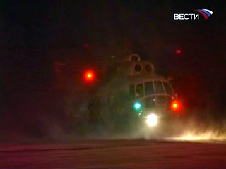 Спасатели эвакуируют в понедельник тела семерых погибших в крушении вертолета Ми-8 с места авиакатастрофы в Горно-Алтайск