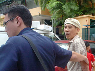 Во время беседы с избирателями к депутату от ПНД к Сен Хан Тхуну подобрался пожилой человек, облил его растворителем для краски и поджог зажигалкой