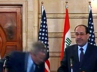 Эксперт правительства по вопросам СМИ Сийм-Олав Неэдус объяснил, что нововведение спровоцировал недавний инцидент в Багдаде, когда иракский журналист Мунтазер аль-Заиди метнул свои ботинки в президента США