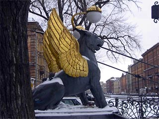 В Петербурге со скульптур грифонов вандалы соскоблили все золото сразу после реставрации
