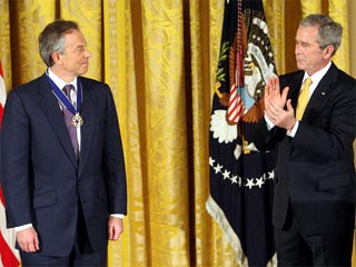 Буш вручил своему союзнику Тони Блэру высшую гражданскую награду США