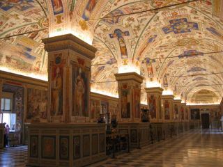 Фонды ватиканской библиотеки насчитывают более 1 млн 600 тыс печатных изданий и 75 тыс. рукописей