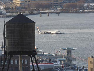 Самолет компании US Airways упал в четверг в реку Гудзон рядом с Нью-Йорком