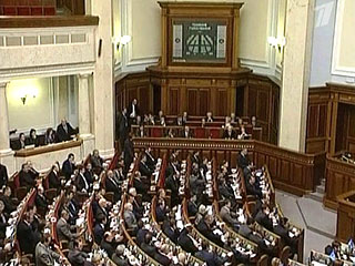 В сессионном зале украинского парламента в пятницу загорелась электронная система для голосования "Рада"