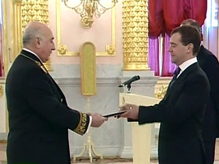 В пятницу президент РФ Дмитрий Медведев принял в Кремле верительные грамоты из рук 14 новых послов зарубежных стран