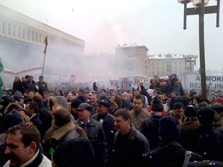 В Вильнюсе полиция и спецслужбы разгоняют демонстрантов при помощи резиновых пуль, слезоточивого газа и дубинок