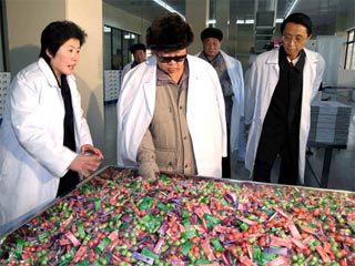 В Пхеньяне заново отстроили завод по производству отечественной жевательной резинки, и его лично посетил лидер страны Ким Чен Ир