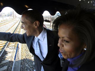 Избранный президент США Барак Обама прибыл в субботу вечером после однодневного путешествия по железной дороге из Филадельфии в Вашингтон