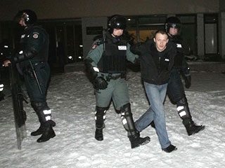 Вильнюсский второй участковый суд в воскресенье приговорил к арестам на сроки от 7 до 20 суток 15 человек, подозреваемых в участии в беспорядках у здания сейма в минувшую пятницу