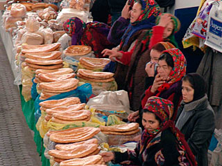 В Туркмении с осени 2008 года у пересекающих туркмено-узбекскую границу граждан пограничники отбирают хлеб, в том числе национальные лепешки и печенье