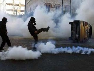 Столкновения между анархистами и ультраправыми произошли в Афинах, полиция применила слезоточивый газ для разгона массовой драки, сообщает РИА "Новости" со ссылкой на афинские телеканалы