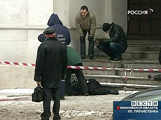 Сотрудники правоохранительных органов продолжают расследование дерзкого убийства адвоката Станислава Маркелова, совершенного накануне в центре Москвы