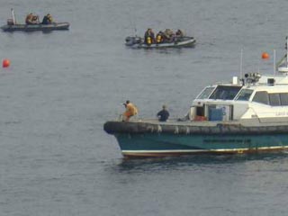 Австралийские власти обнаружили у побережья страны двух бирманских рыбаков, которые после кораблекрушения провели в открытом море 25 дней, плавая на холодильной камере
