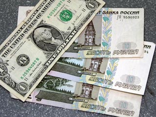 Курс доллара к рублю во вторник вырос еще примерно на 50 копеек и достиг максимального уровня за всю историю торгов на ММВБ - 33,4 рубля за доллар