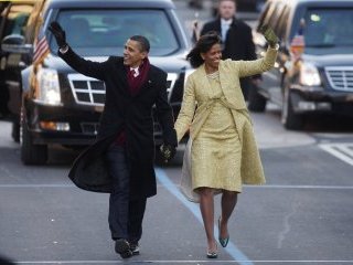 Президент США Барак Обама решил покинуть свой лимузин и пройти с женой пешком последние несколько сотен метров пути от Капитолийского холма до Белого дома