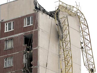 Приморский районный суд Санкт-Петербурга вынес обвинительный приговор в отношении 32-летнего Егора Денисенко - машиниста строительного крана, упавшего на жилой дом в Санкт-Петербурге в феврале 2007 года