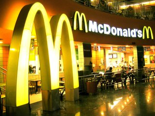 Экономический кризис, оказавший серьезное негативное влияние на все сферы мировой экономики, в том числе и на ресторанный бизнес, помог укрепить позиции корпорации McDonald's