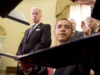 Президент США Барак Обама в четверг, как и ожидалось, распорядился закрыть лагерь для военнопленных на базе ВМС США в Гуантанамо (Куба). Это должно быть сделано в течение года
