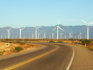 Проект ветряной фермы, которая находится в местечке Ла Вентоса или "Ветреное", обошелся в 550 млн долларов