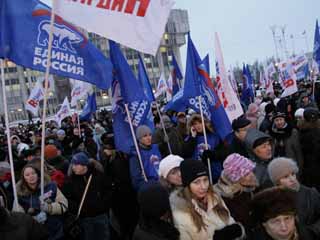 Около тысячи сторонников партии "Единая Россия" в субботу провели у завода ЗИЛ в Москве акцию в поддержку действий правительства РФ, направленных на защиту российского автопрома