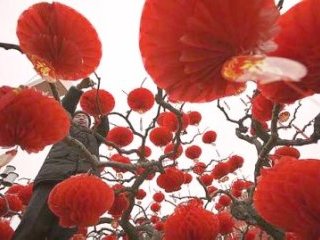 Грохотом петард, расцветающими в ночном небе фейерверками отметили в Пекине наступление года Земляного Быка по лунному календарю. Повсюду засветились праздничные красные фонари