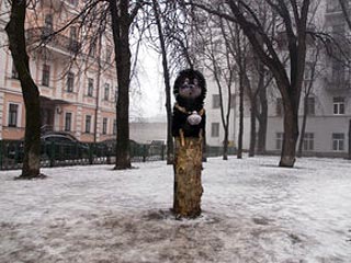В центре Киева, на пересечении улиц Золотоворотской, Рейтарской и Георгиевского переулка, установлен памятник главному герою легендарного мультфильма "Ежик в тумане"