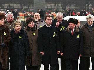 Находящийся в Петербурге президент России Дмитрий Медведев почтил память воинов-освободителей блокадного Ленинграда и жителей города, погибших в годы блокады