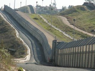 Возведение стены на американо-мексиканской границе, призванной остановить поток нелегальных иммигрантов, практически завершено