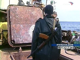 У берегов Приморья российские пограничники задержали японскую шхуну за незаконный лов краба