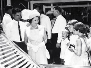Почти 40 лет назад во время визита британской королевы Елизаветы II в Австралию на нее было совершено покушение