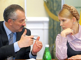 Отсутствие министра финансов на заседании обратило на себя внимание в связи с публикацией письма, якобы написанного Пинзеником на имя премьер-министра Юлии Тимошенко
