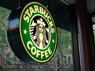 С 1,2 млн до 10 тысяч долларов сокращена годовая зарплата главы компании Starbucks Говарда Шульца