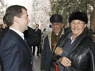 Лидера Кубы Рауля Кастро, который неделю гостит в Москве, встретил президент России Дмитрий Медведев