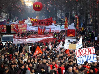 Во Франции в "черный четверг" в рамках общенациональной забастовке в манифестациях протеста приняли участие более 2,5 млн человек