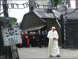 Несмотря на посещение папой Бенедиктом XVI Освенцима , иудейская община предъявляет к нему серьезные претензии