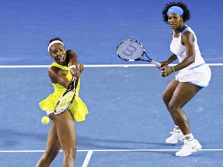 Первыми победительницами Открытого чемпионата Австралии по теннису 2009 года в пятницу стали сестры Винус и Серена Уильямс, выигравшие титул в парном женском разряде