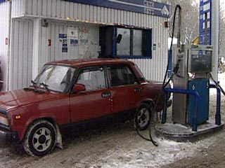 Розничные цены на бензин падают втрое медленнее оптовых, ФАС обещает расследование