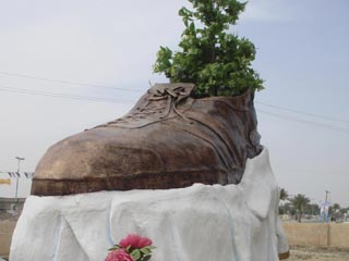 В родном городе иракского диктатора Саддама Хусейна Тикрите в четверг был открыт памятник, посвященный историческому броску 30-летнего журналиста Мунтазера аз-Зейди обувью в президента США Джорджа Буша