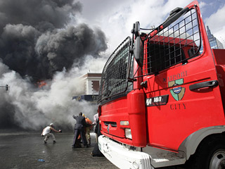 Полиция Кении сообщает о приблизительно 100 жертвах взрыва горючего, вытекшего в ночь на воскресенье из попавшего в дорожно-транспортное происшествие бензовоза, 136 человек тяжело ранены