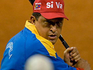 Президент Венесуэлы Уго Чавес выступил за женскую олимпийскую сборную команду по софтболу (облегченная разновидность бейсбола) этой страны, которая в субботу одержала победу в товарищеском матче, посвященном 10-летию "боливарианской революции"