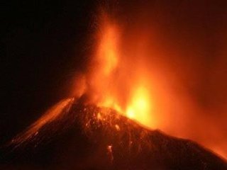 Столб дыма высотой около 2 тыс. метров вырвался сегодня из кратера вулкана Асама в центральной части Японии. Его извержение началось примерно в 2 часа ночи по местному времени