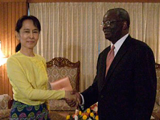 Лидеру демократической оппозиции Мьянмы Аун Сан Су Чжи, которая с перерывами содержится под домашним арестом уже 19 лет, позволили встретиться со спецпосланником ООН Ибрагимом Гамбари