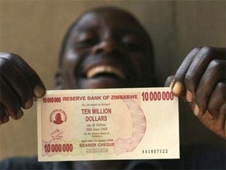 Власти Зимбабве провели сегодня крупную деноминацию зимбабвийского доллара, убрав с купюр сразу двенадцать нулей